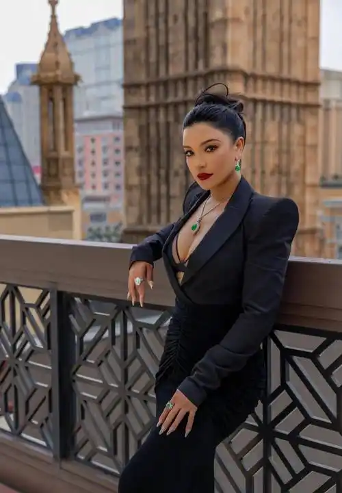 江映蓉时尚写真|黑色深v外套裙,点亮斯诺克时尚之夜_魅力_音乐_人气