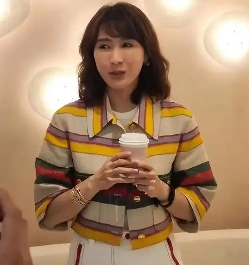 52岁黎姿不美颜生图网友感叹都老成这样了还这么漂亮保养太好