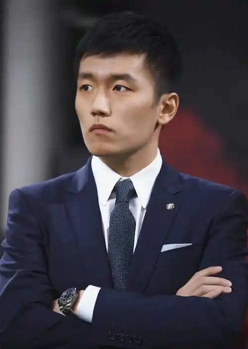 苏宁太子张康阳亮相时装周身穿1万5千多的夹克造型很抢眼