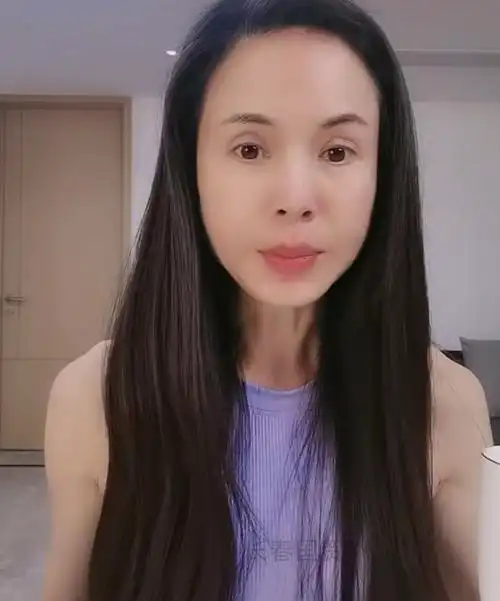 55岁李若彤素颜皮肤白皙仙气足,"最美小龙女"风采依旧_凤凰网娱乐