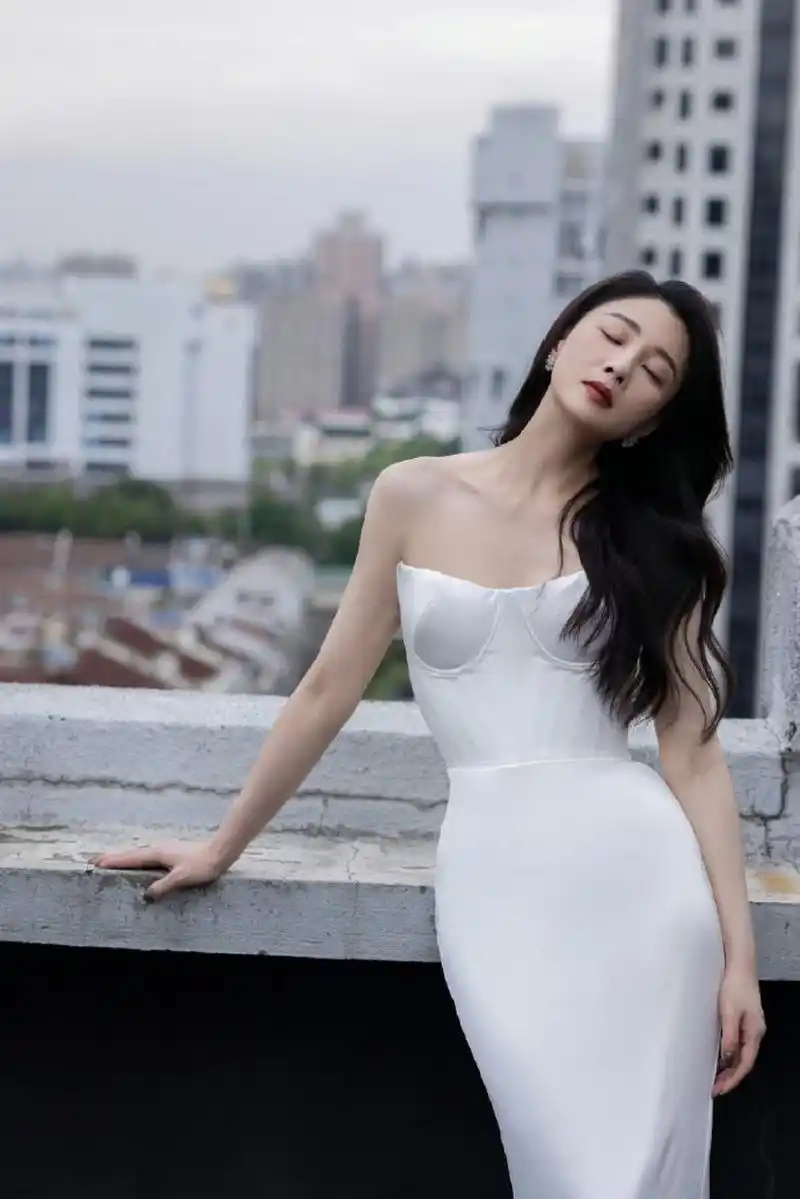 感觉视后就这俩了 礼服也像登基去了