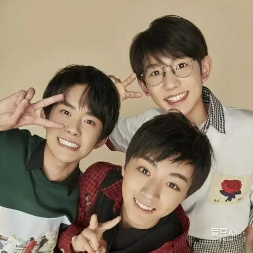 tfboys 新闻图中,三小只手比可爱的剪刀手,大哥可爱的小虎牙;源儿眼睛
