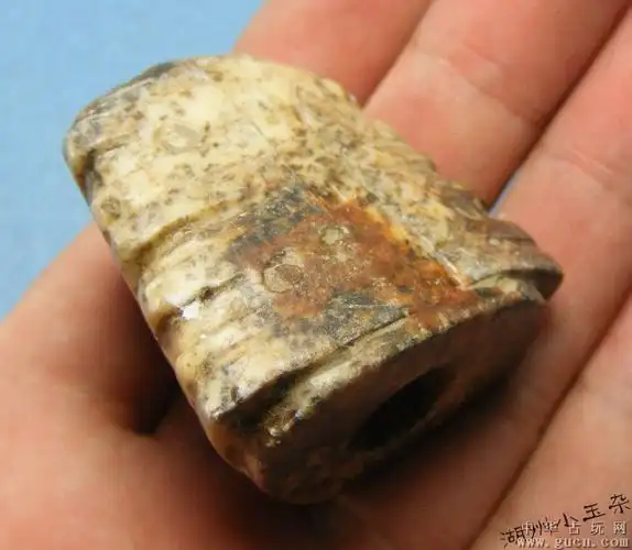 高古-良渚文化黄肉带灰皮皮壳带纹饰三角玉琮