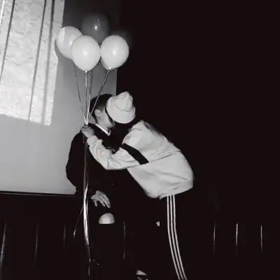 情侣黑白头像一对两张 余生陪你去浪费