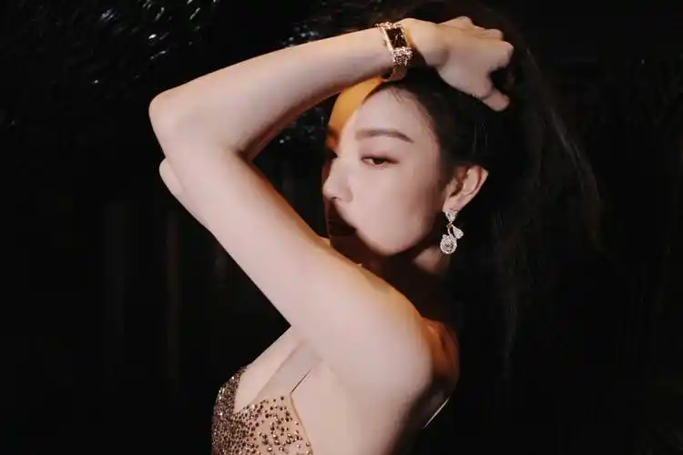 倪妮v型吊带连衣裙时尚性感写真_长相_美得_身材