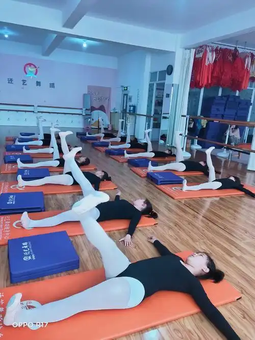 迁艺舞蹈课上练功图片视频