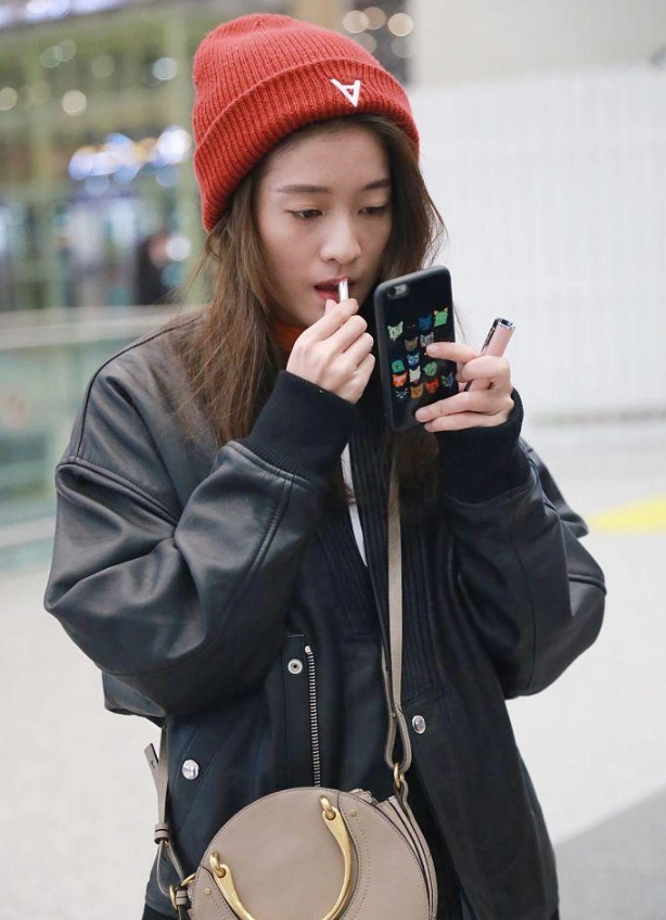 近日,张雪迎现身北京首都机场.