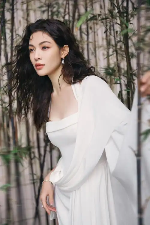 钟楚曦超话亮相#电视剧品质盛典#look 1白色连衣裙 from georges