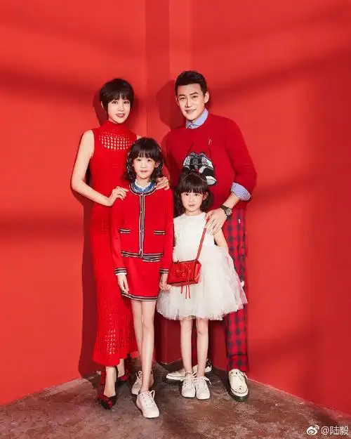 陆毅晒新年全家福,贝儿的锥子脸和大长腿看着太吓人了!