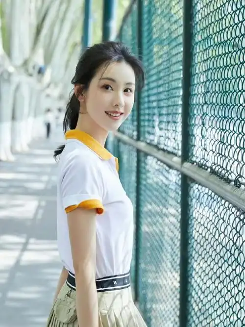 南航校花陈都灵清纯学姐造型,青春活力尽显!