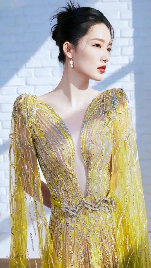 李沁鎏金深v##李沁深v露背长裙