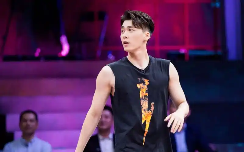 【领队秀球技】李易峰手痒痒打球啦,和杜锋1对1实力占上风!