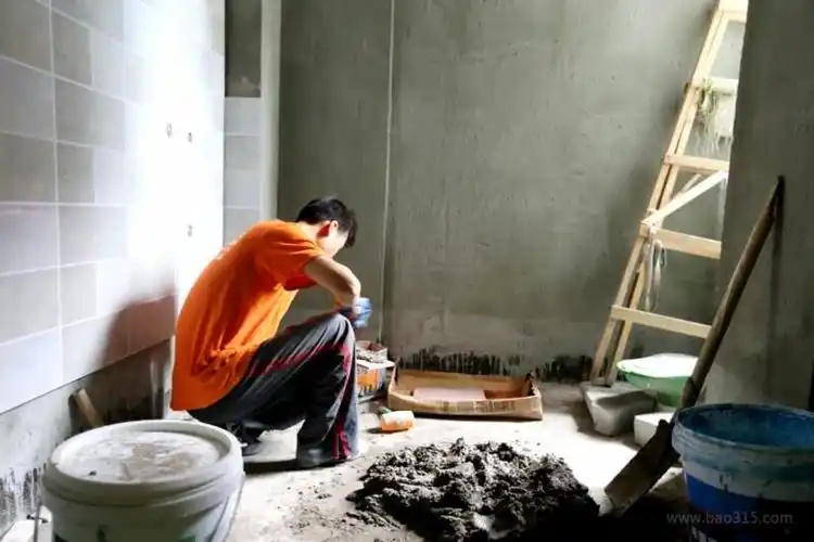 装修工人在工地没有灯光拒绝摆拍的工地show