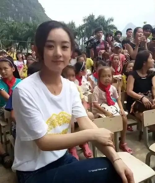 进入小学后,赵丽颖的成绩名列前茅,老师和同学们都夸奖她勤奋好学.