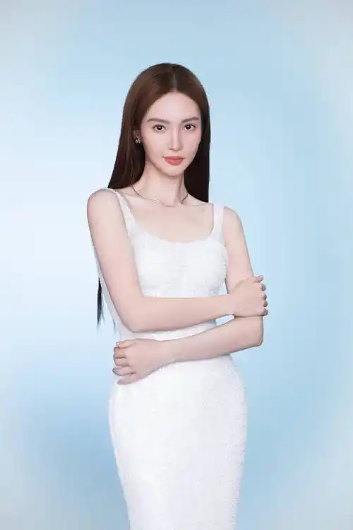 金晨身着吊带式背心连衣裙,璀璨优雅,于光影里静绽温柔,铸刻如纱纯白