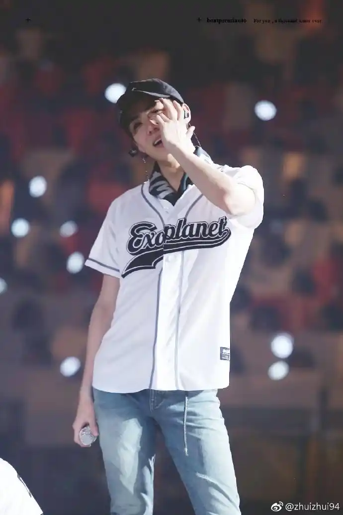 吴世勋笑到一半秒变正经真的太可爱了,勋宝真的是又逗又萌!