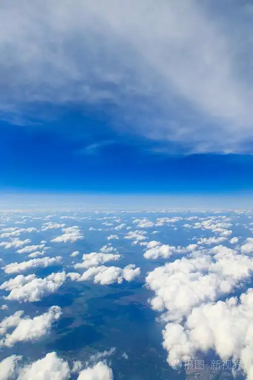 蓝蓝的天空中的云照片-正版商用图片1lesat-摄图新视界