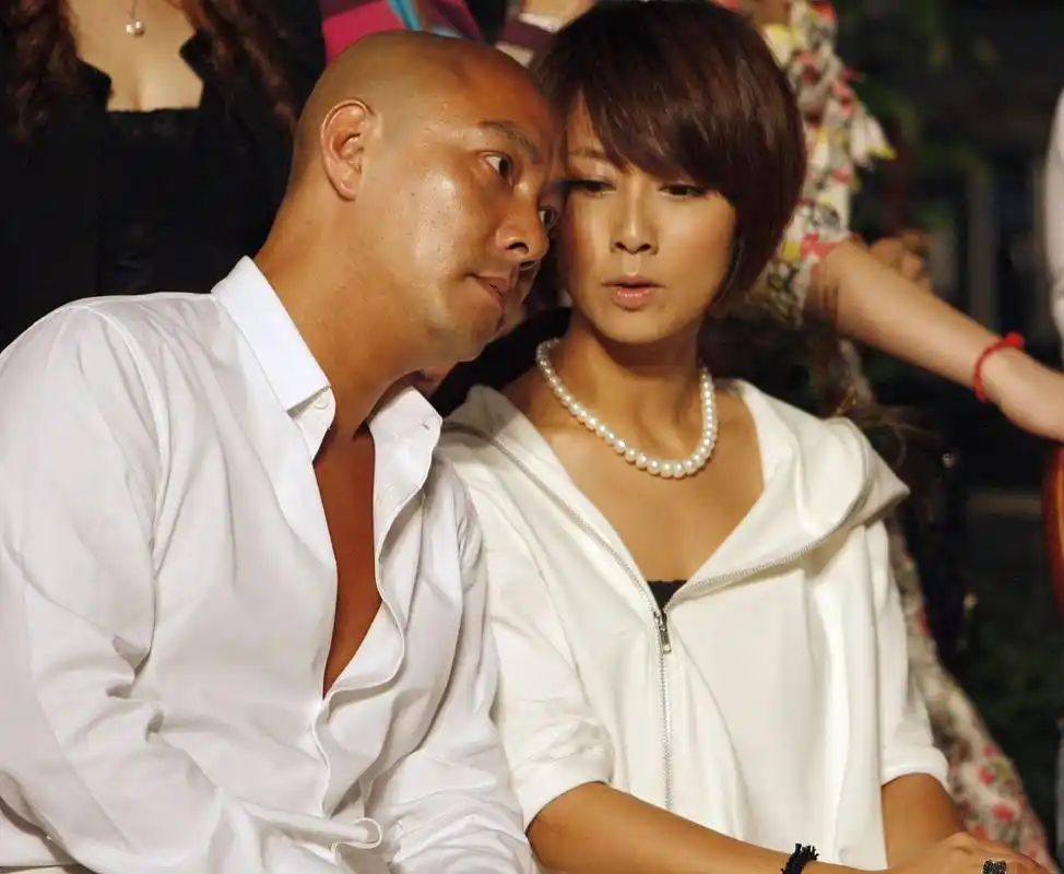 张卫健和张茜已经结婚18年了,之前感情一直很好,被称作是娱乐圈的