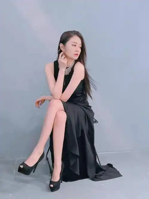 阔太安以轩也太瘦了穿一身黑虽然很显气质全身却只有骨感