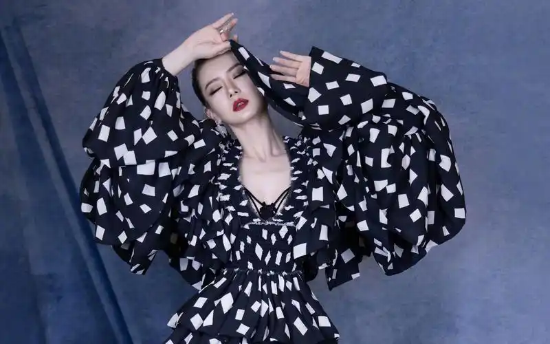 戚薇酷飒性感高清桌面壁纸