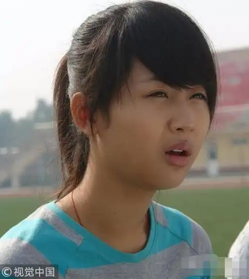 不过还好杨紫坚持了自己的梦想,都说女大十八变,现在的杨紫长这样