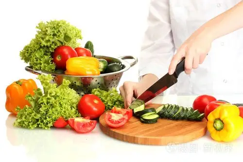 女人手切蔬菜厨房黑板上