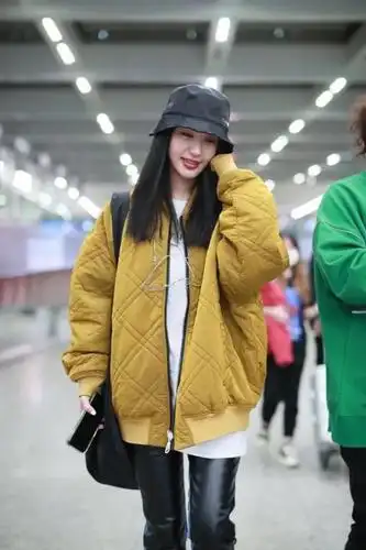 机场街拍典范李菲儿最新照曝光 潮人保暖范儿只服她