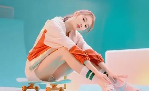 原创关晓彤新广告正片曝光穿锡纸裙跳舞气质满分网友迷人