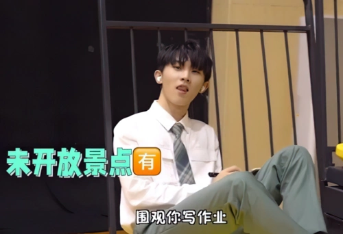 心疼马嘉祺,避免影响同学高考顶着大太阳在室外复习,看着就热