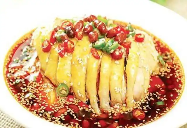 经典川菜口水鸡,只需要2步就能搞定,鸡肉鲜嫩不柴越吃越上瘾