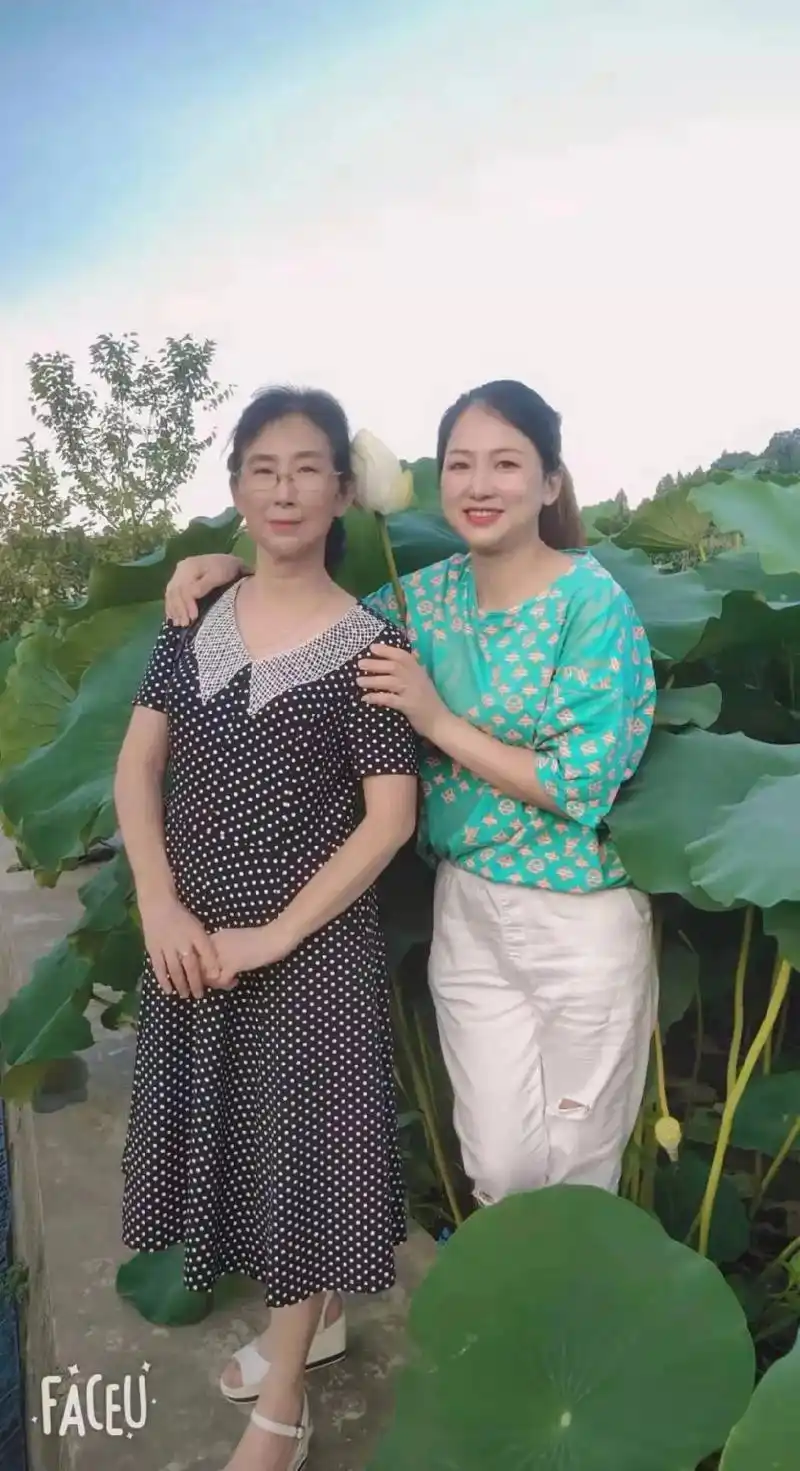 和我的小儿媳妇合影一张,谢谢你开车送我到池塘边