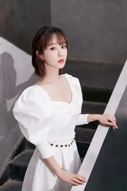 杨紫现在瘦到让我心疼了婴儿肥小圆脸没了尖下巴凌厉的过分