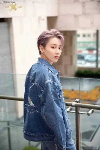 刘雨昕身着牛仔logo印花套装出镜简约休闲