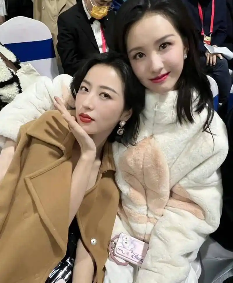 有时候觉得状态有点塌,但是看她和众女星的合影中好像都没输,她的颜值