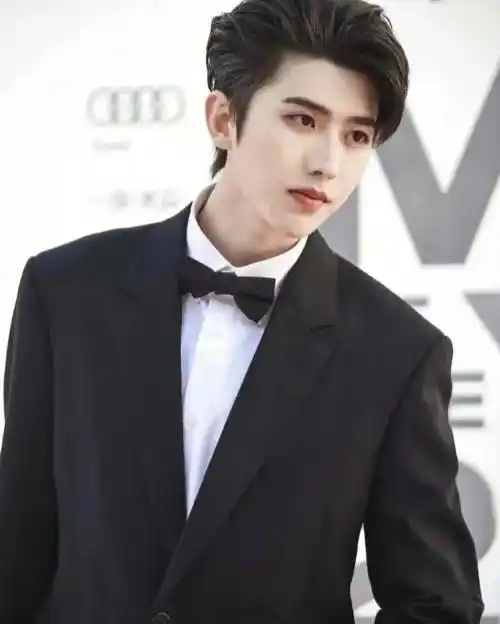 一天5个瓜:蔡徐坤要公开恋情,范丞丞加盟跑男与前姐夫李晨合体_朱一龙