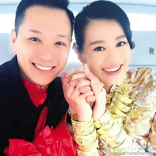 胡杏儿在微博晒出了和老公李乘德的甜蜜合影.