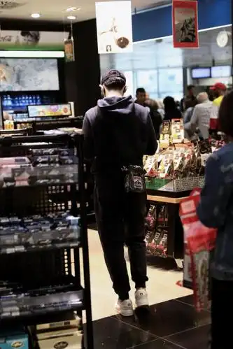 邓伦结束时装周行程 于今日启程回国