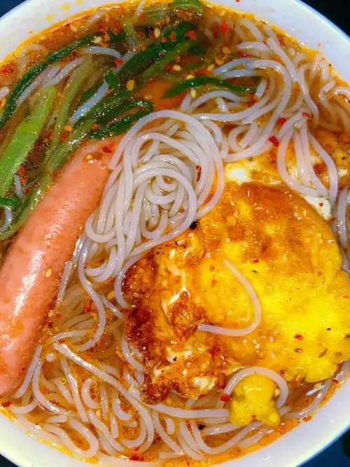 这冷面绝绝子,酸甜可口的东北冷面做法:1:冷面煮2分钟,过几次凉水