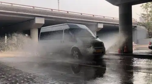 污水淹没路面司机淌水开车,华商直播帮播出当天问题解决