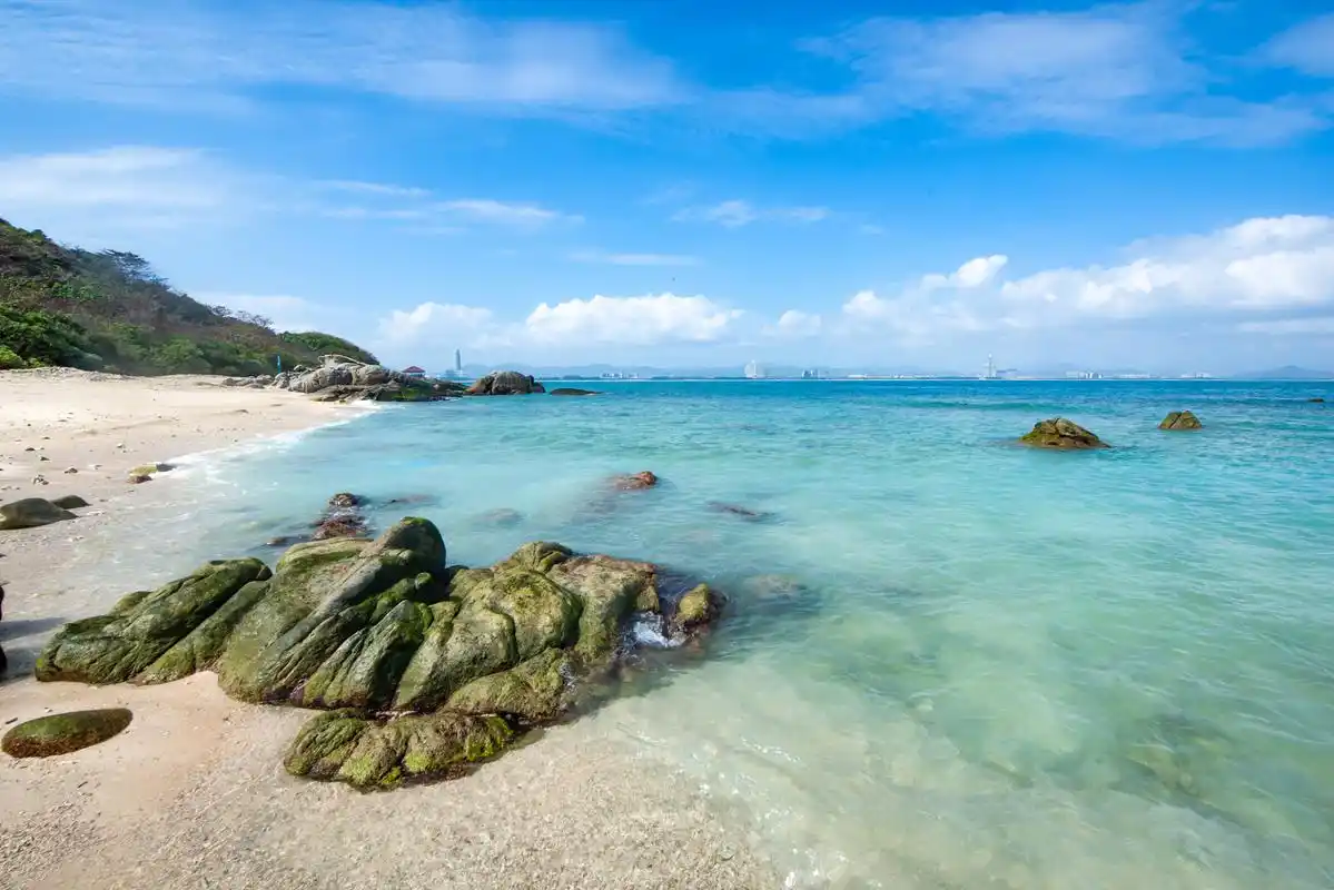 三亚小东海是一个位于中国海南省三亚市的旅游景区,因其碧海蓝天,风景