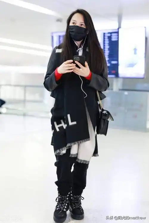 街拍伊能静穿皮夹克搭配精致包包休闲时尚岁月不败少女感十足