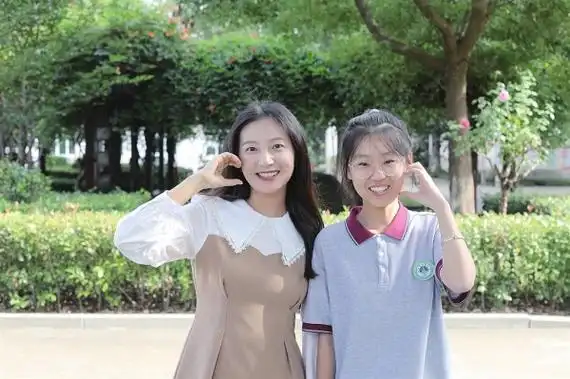 获奖学生和美丽教师合影留念