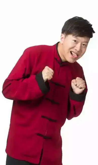 董建春90后青年相声演员,师承相声表演艺术家李增瑞.