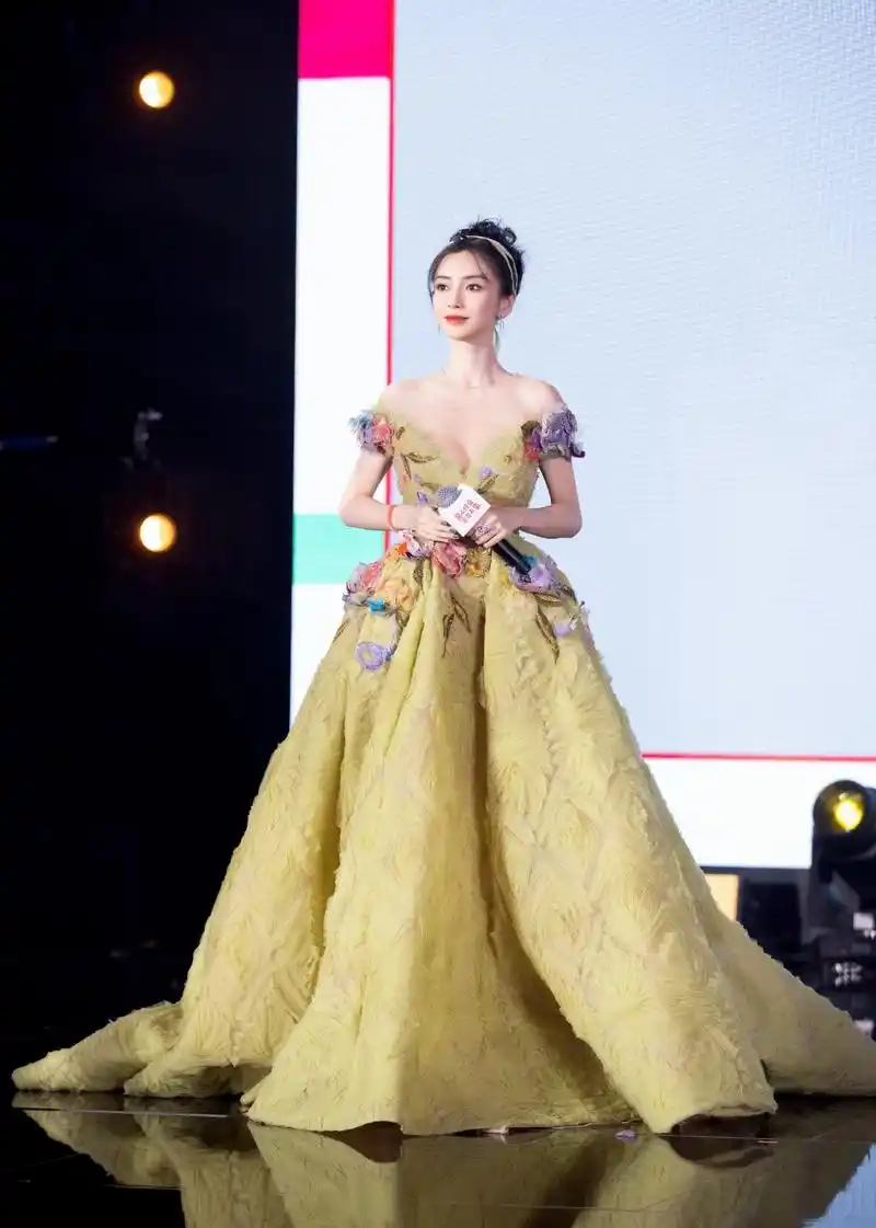 杨颖深v礼服出席芭莎盛宴,本想秀事业线,谁知秀出"排骨胸"