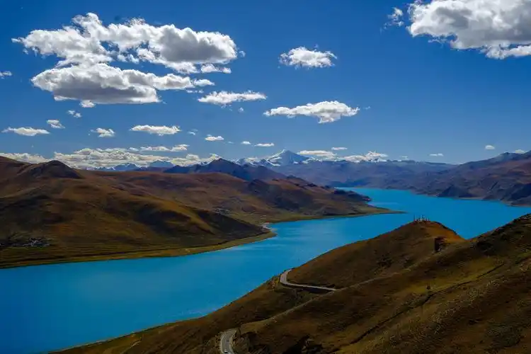 西藏羊湖圣湖雪山蓝天