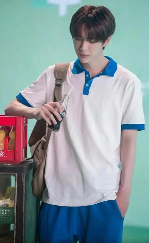 王一博自曝上学时无人追当他的学生照晒出后换我也不敢