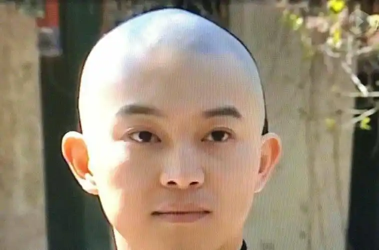 随后沙溢还晒出了两张照片,第一张照片是沙溢年轻时候的古装造型,不得