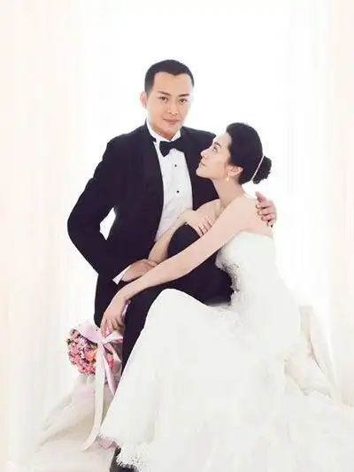 黄海冰老婆是谁 妻子甄锡个人资料婚纱照曝光