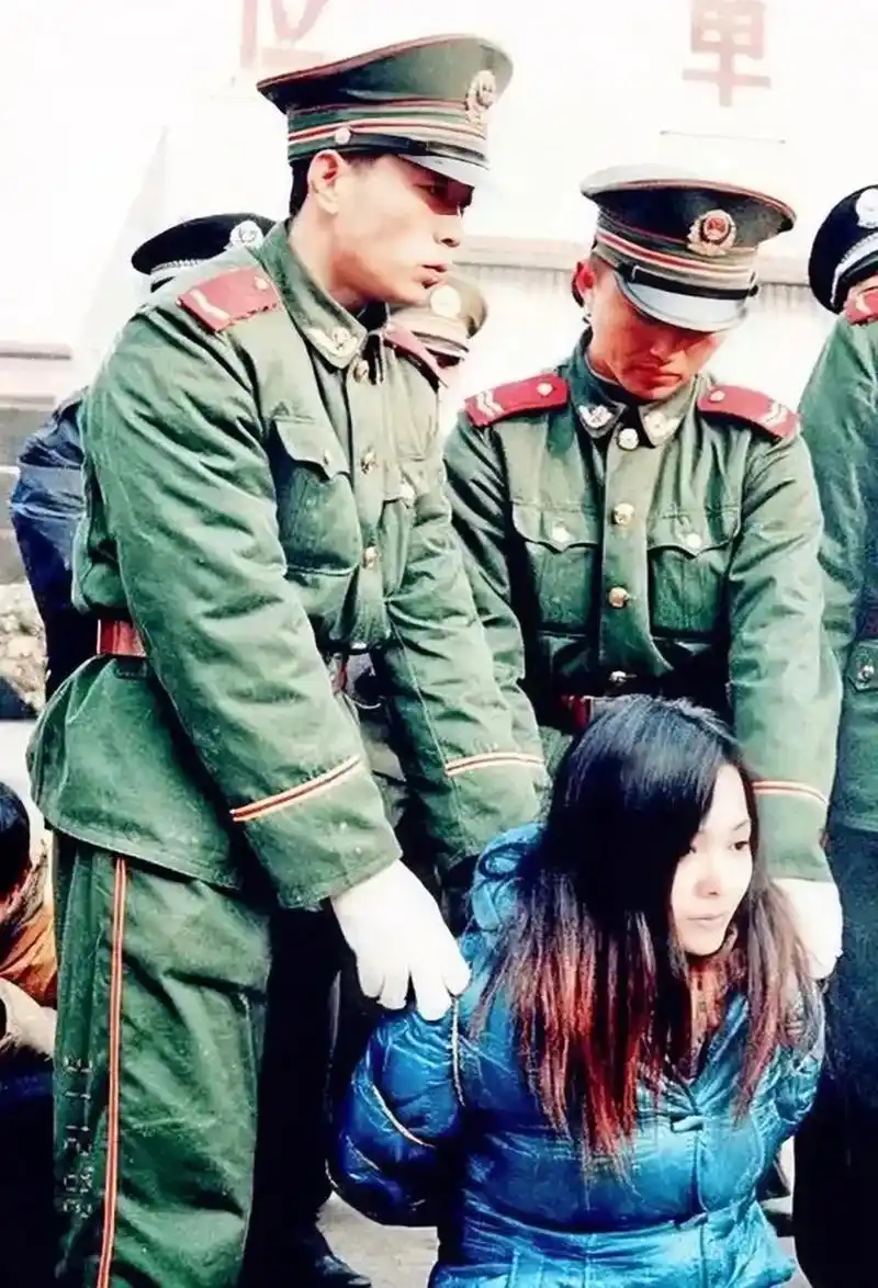 90年代,一位美女死刑犯被押解着奔赴刑场,虽然素颜依旧能看出五官清秀