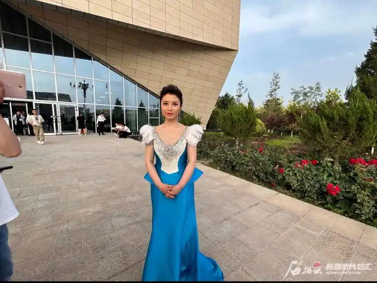 中央民族歌舞团一级演员刘媛媛演唱的《您的话儿我们最爱听》引起观众